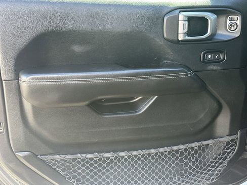 Used 2018 Jeep Wrangler Unlimited Sahara image 10