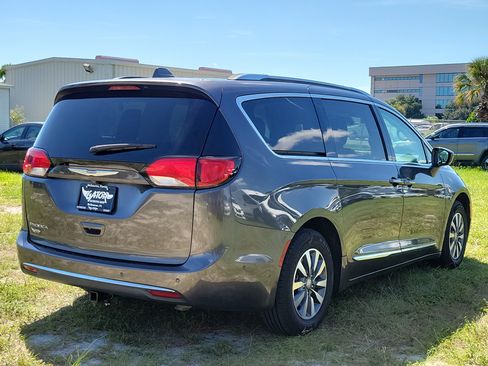 Used 2020 Chrysler Pacifica Touring-L Plus w/ Advanced Safetytec Group FWD image 4