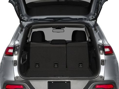 Used 2017 Jeep Cherokee Latitude w/ Safety/Convenience Group FWD image 16