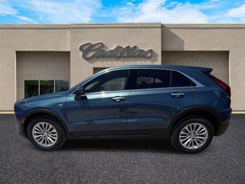 Used 2024 Cadillac XT4 Luxury w/ Cold Weather Package FWD image 6