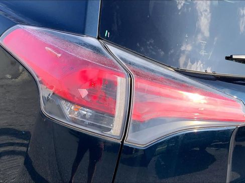 Used 2018 Toyota RAV4 LE AWD/4WD image 27