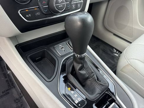 Used 2019 Jeep Cherokee Limited FWD image 20