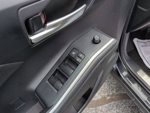 Used 2023 Toyota Highlander XLE image 11