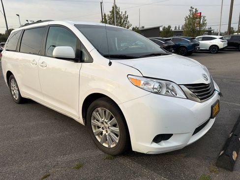 Used 2013 Toyota Sienna LE w/ Towing Pkg AWD/4WD image 3