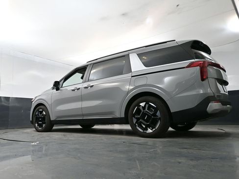 Used 2025 Kia Carnival EX FWD image 21