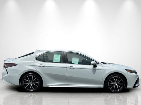 Used 2024 Toyota Camry SE FWD image 3