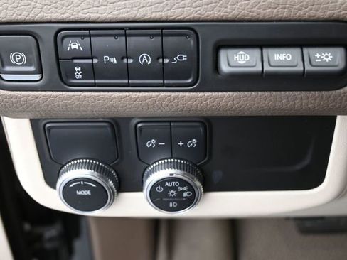 Used 2021 GMC Yukon XL Denali w/ Denali Premium Package image 38