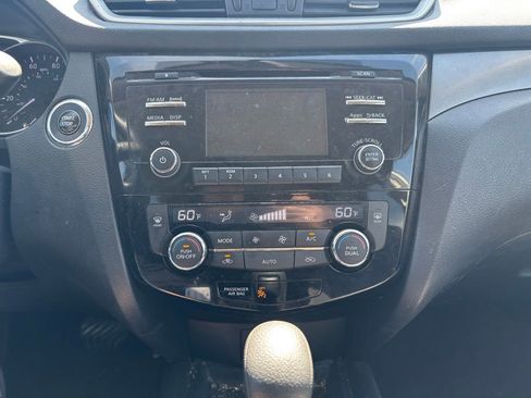 Used 2016 Nissan Rogue SV AWD/4WD image 16