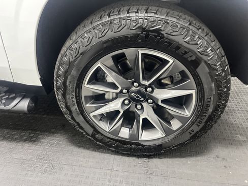 Used 2024 Chevrolet Suburban Z71 w/ Luxury Package image 28