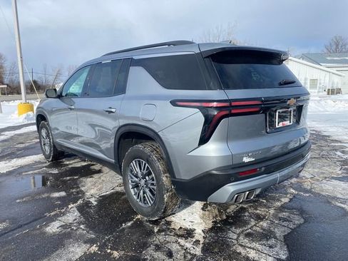 Used 2024 Chevrolet Traverse LT image 3