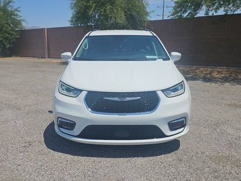 Used 2022 Chrysler Pacifica Touring-L FWD image 2