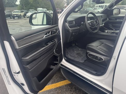 Used 2023 Jeep Wagoneer Series II AWD/4WD image 12