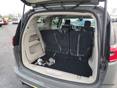 Used 2022 Chrysler Pacifica Touring-L FWD image 18
