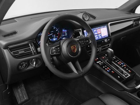 Certified 2025 Porsche Macan image 4