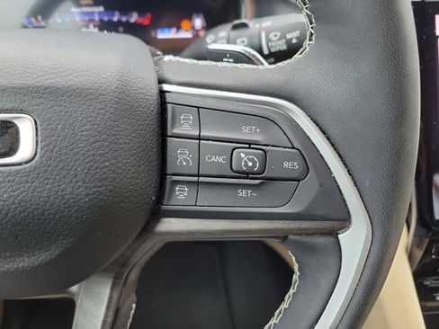 Used 2024 Jeep Grand Cherokee Limited w/ Black Appearance Package image 28