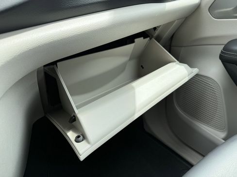 Used 2023 Chrysler Pacifica Touring-L FWD image 32