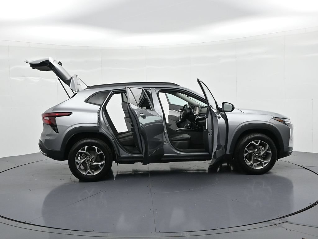 Used 2025 Chevrolet Trax LT FWD image 23