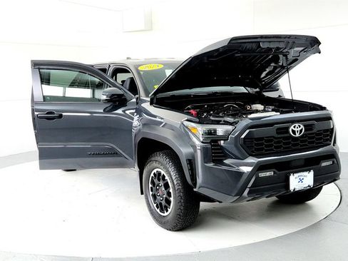 Used 2024 Toyota Tacoma TRD Off-Road w/ TRD Off Road Upgrade Package AWD/4WD image 9