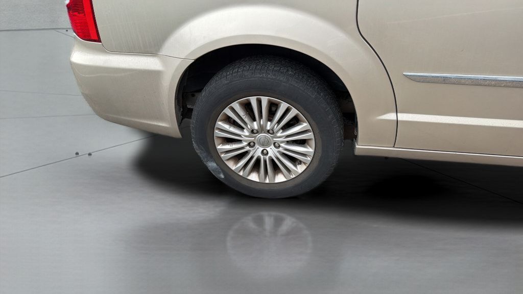 Used 2015 Chrysler Town & Country Touring-L w/ Driver Convenience Group FWD image 35