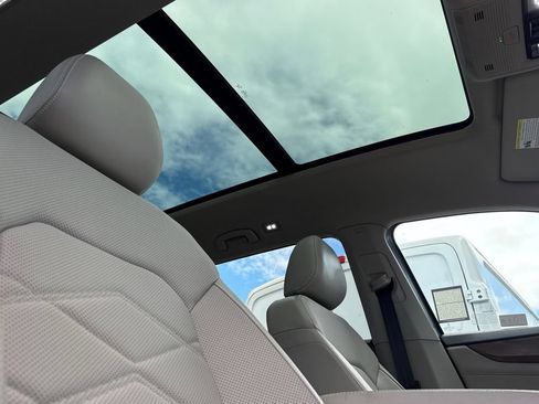 Used 2024 Volkswagen Atlas SE w/ Panoramic Sunroof Package AWD/4WD image 17