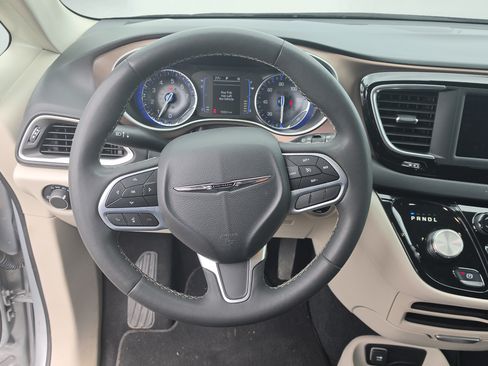 Used 2023 Chrysler Voyager LX FWD image 15