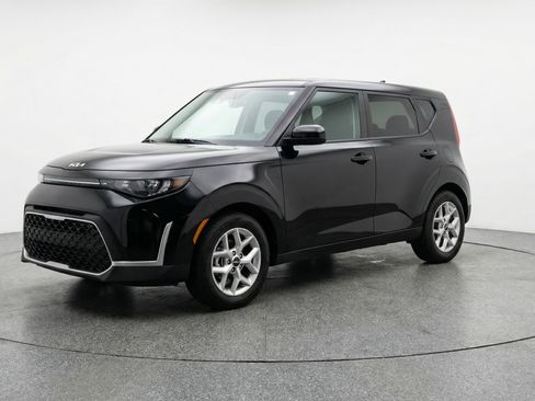 Used 2025 Kia Soul LX w/ LX Technology Package image 3
