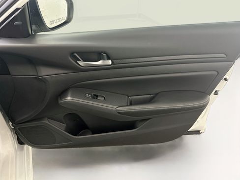 Used 2025 Nissan Altima 2.5 SV FWD image 32