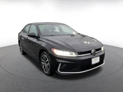 Used 2025 Volkswagen Jetta SE image 3