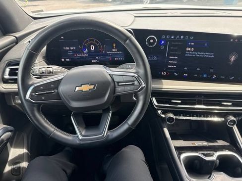 Used 2025 Chevrolet Traverse LT FWD image 11