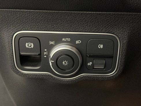 Used 2023 Mercedes-Benz GLB 250 image 32