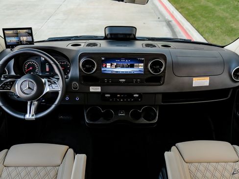 Used 2025 Mercedes-Benz Sprinter 3500 image 30