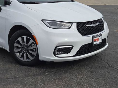 Certified 2024 Chrysler Pacifica Limited FWD image 2