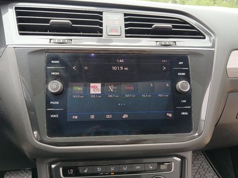Used 2018 Volkswagen Tiguan SE w/ Panoramic Sunroof Package FWD image 14