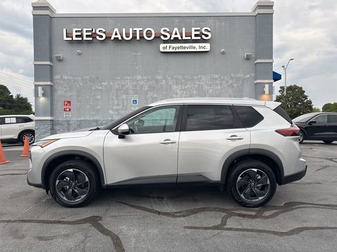 Used 2024 Nissan Rogue SV w/ SV Premium Package AWD/4WD image 4