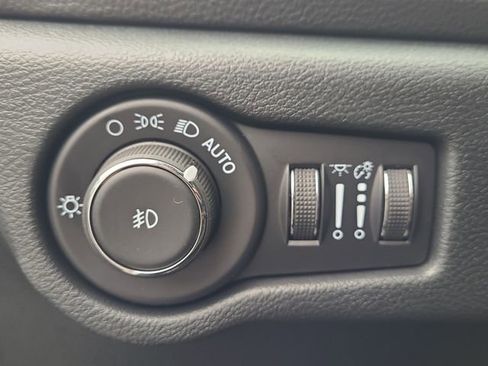 New 2026 Chrysler Pacifica Limited w/ Uconnect Theater Family Group image 23