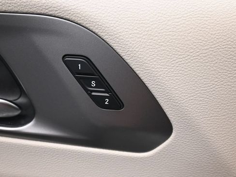 Used 2023 Chrysler Pacifica Touring-L FWD image 16