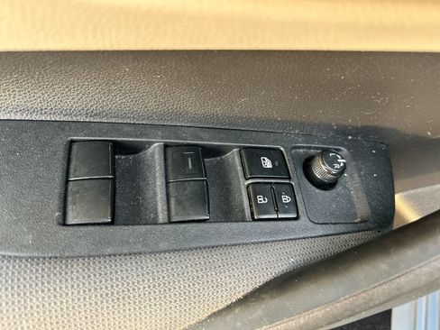 Used 2022 Toyota Corolla LE FWD image 12