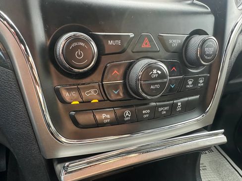 Used 2018 Jeep Grand Cherokee Laredo AWD/4WD image 22