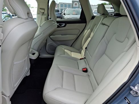 Used 2022 Volvo XC60 B5 Momentum w/ Climate Package AWD/4WD image 10