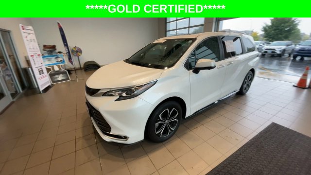 Used 2025 Toyota Sienna Platinum AWD/4WD image 6