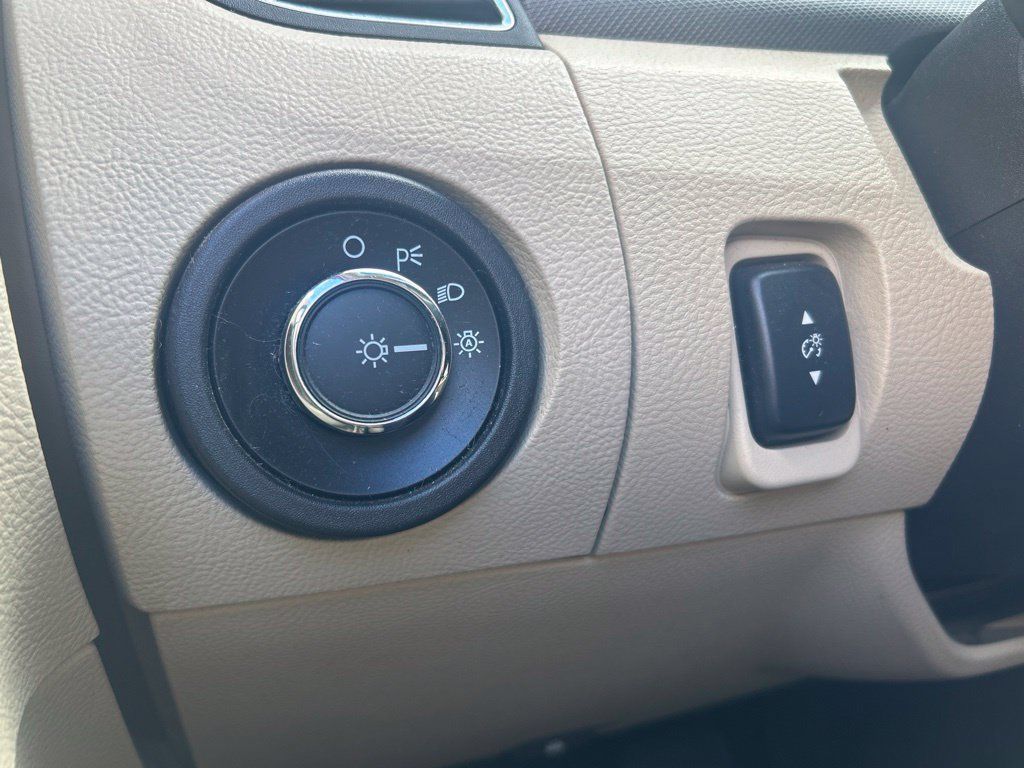 Used 2013 Ford Taurus SE FWD image 11