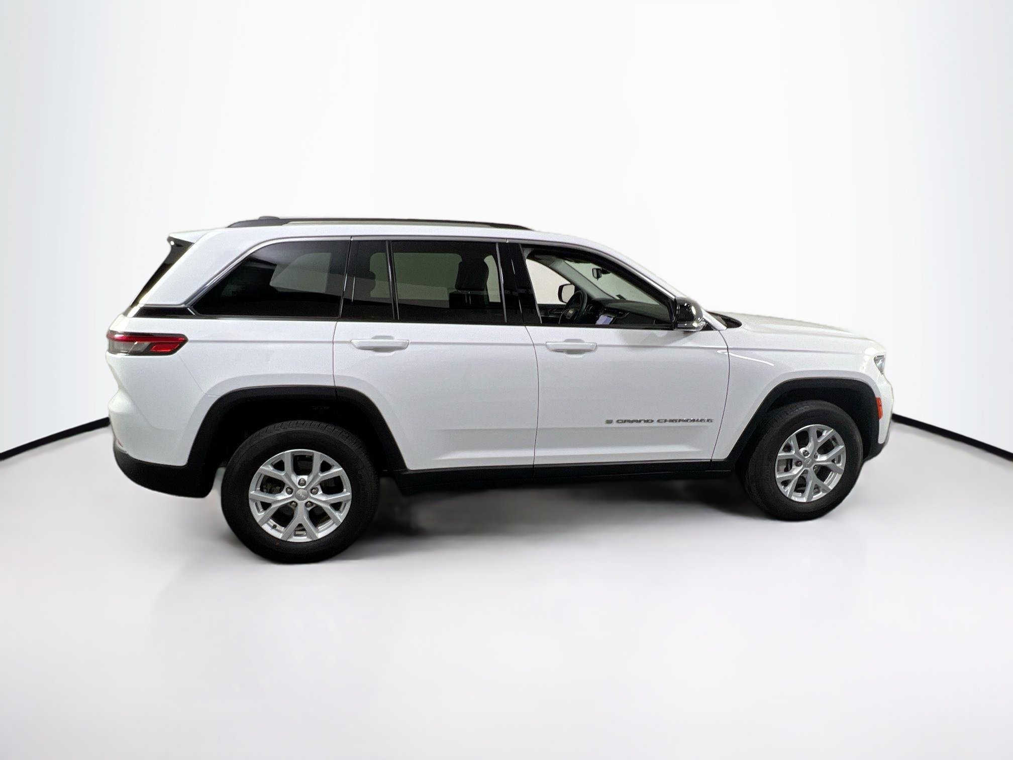 Used 2023 Jeep Grand Cherokee Limited AWD/4WD image 4