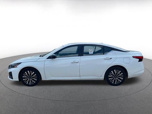 Used 2025 Nissan Altima 2.5 SV FWD image 10