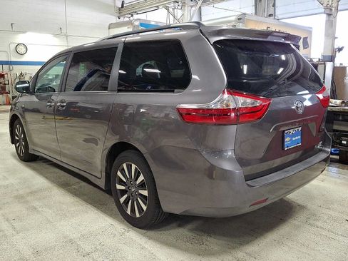Used 2018 Toyota Sienna XLE AWD/4WD image 3