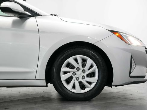 Used 2019 Hyundai Elantra SE FWD image 9