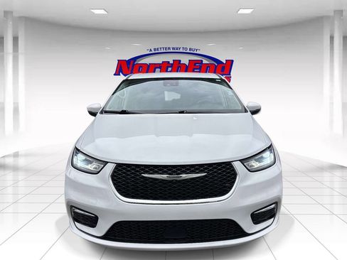 Used 2023 Chrysler Pacifica Touring-L FWD image 8