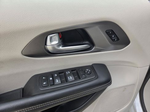 Used 2024 Chrysler Pacifica Touring-L FWD image 16