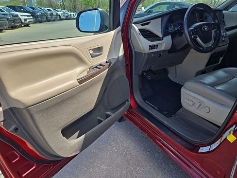 Used 2017 Toyota Sienna XLE AWD/4WD image 27