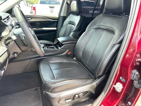 Used 2023 Jeep Grand Cherokee Limited w/ Luxury Tech Group II AWD/4WD image 17