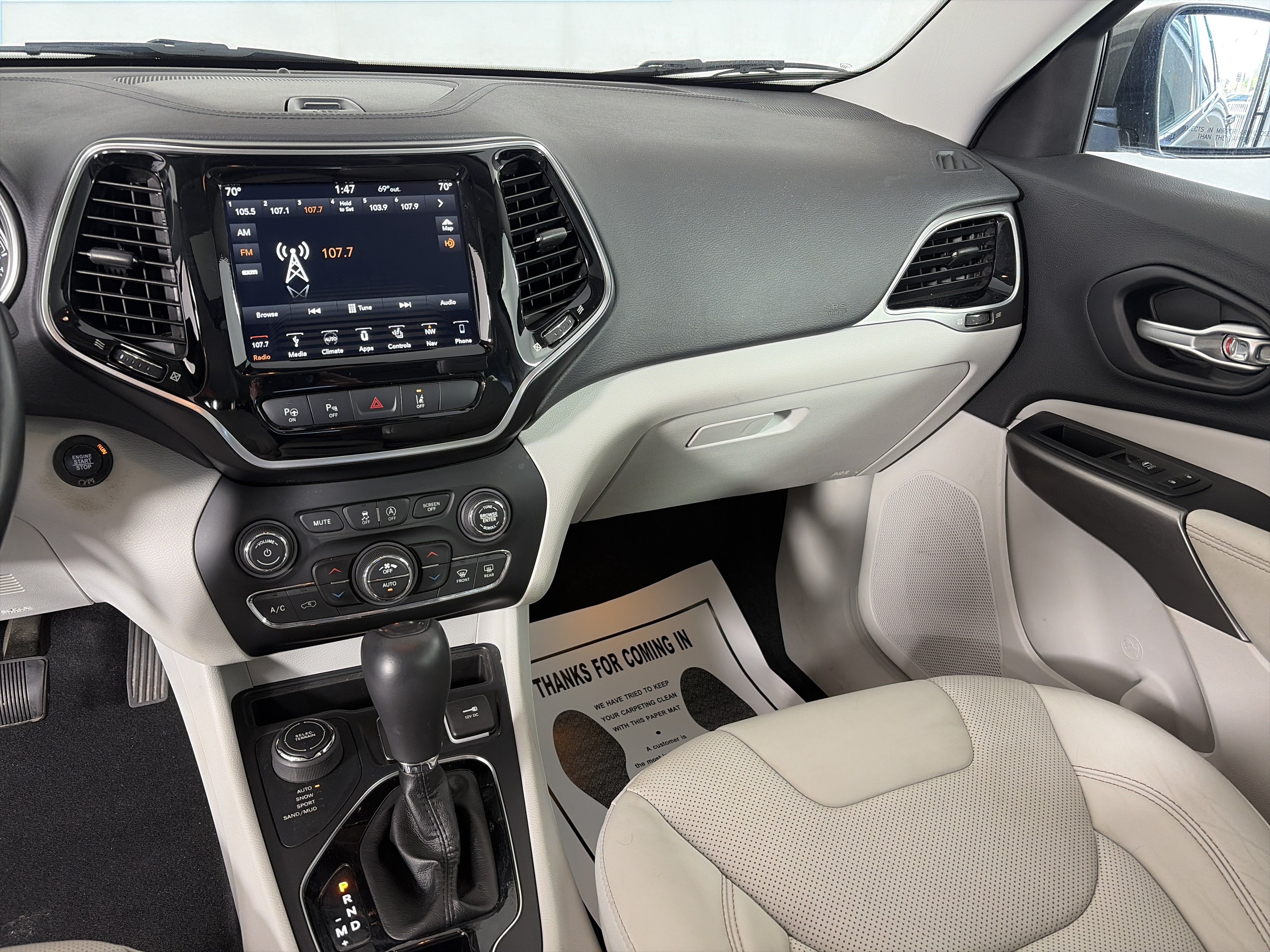Used 2019 Jeep Cherokee Limited w/ Luxury Group AWD/4WD image 4